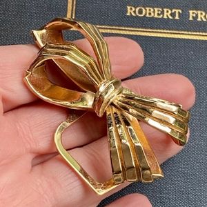 Crown Trifari Bow Scarf / Brooch  /  Handkerchief Clip Gold Metal Tone